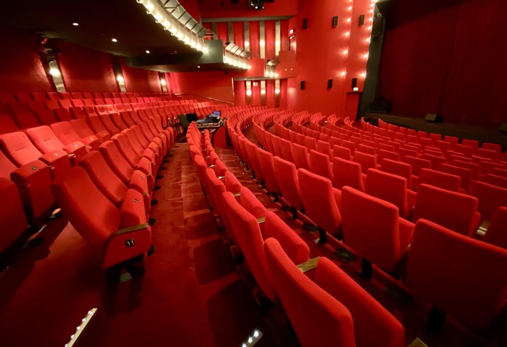 side-view-of-empty-seats-in-a-theater-red-velvet-l-2024-12-02-06-03-35-utc side-view-of-empty-seats-in-a-theater-red-velvet-l-2024-12-02-06-03-35-utc